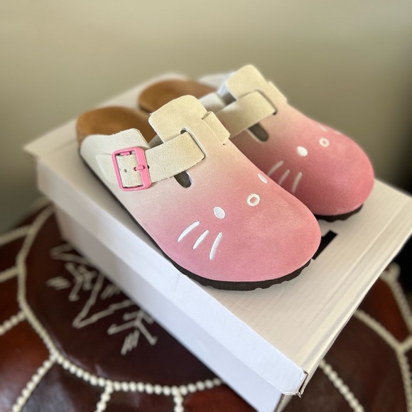 Hello Kitty- KIRA NY
FITS TRUE TO SIZE
EXCELLENT QUALITY
INDOOR & OUTDOOR WEAR - Picture 3 of 5